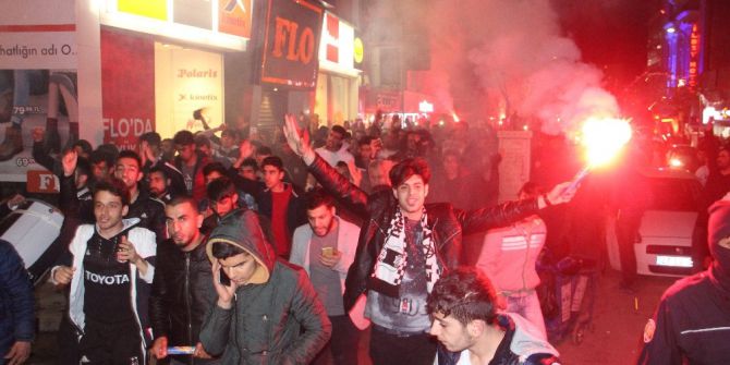 Elazığ’da Beşiktaşlılar Galibiyet Sevincini Doyasıya Kutladı