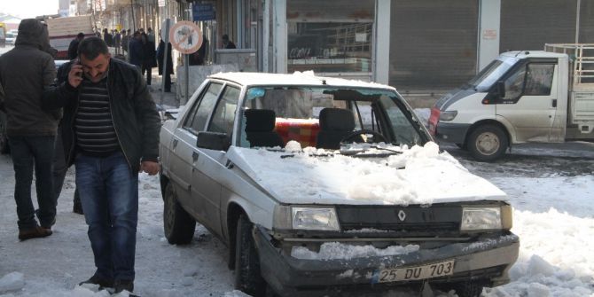 Üzerine Çatıdan Kar Yığını Düşen Otomobil Kullanılamaz Hale Geldi