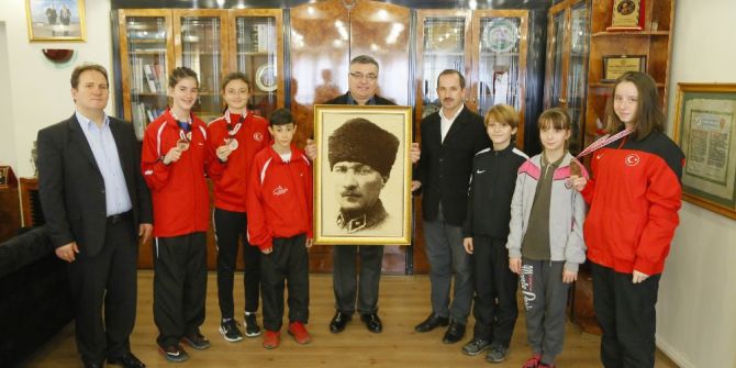 Başarılı Sporculardan Başkan Kesimoğlu’na Ziyaret