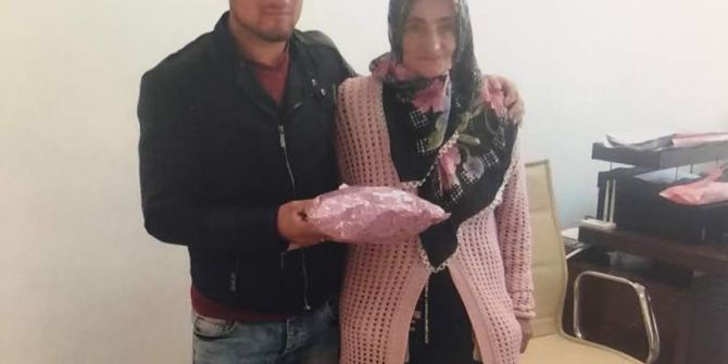 Kayınvalidesine Hediye Alıp, Elini Öpünce Davalık Olmaktan Kurtuldu
