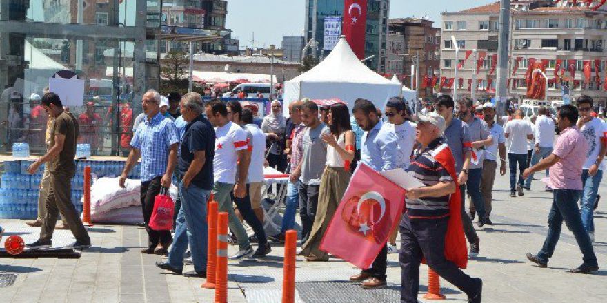 Taksim Meydanı Bomba Araması İçin Boşaltıldı