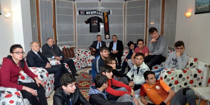 Vali Elban, Galatasaray-beşiktaş Maçını Çocuklarla İzledi