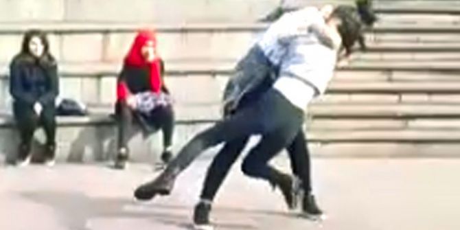 Liseli Kızların Kavgasını Arkadaşları Böyle Görüntüledi