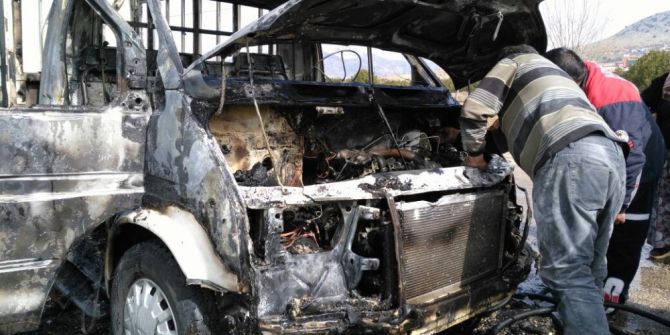 Hareket Halindeki Kamyonet Yandı