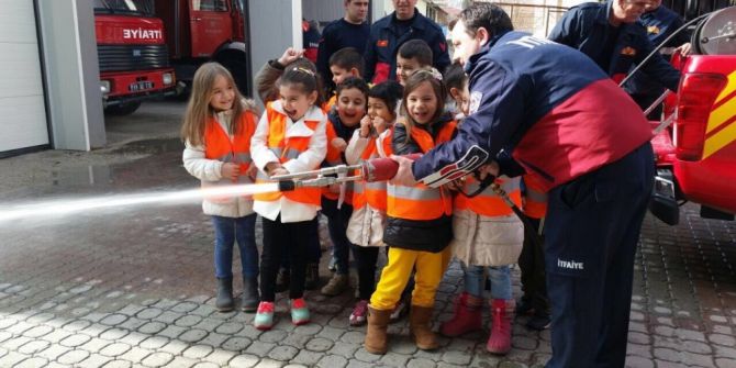 Minik İtfaiyeciler İş Başında