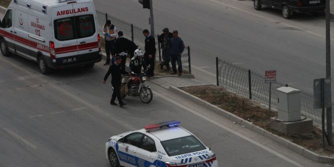 Kamyonet Işıklarda Motosiklete Arkadan Çarptı; 1 Yaralı