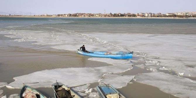 Gölde Balıkçılar Buzları Kırarak Ava Çıkmaya Yeniden Başladı