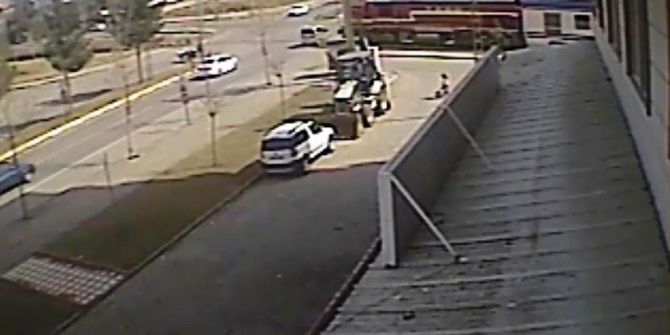 Trenin Otomobile Çarpma Anı Güvenlik Kamerasına Yansıdı