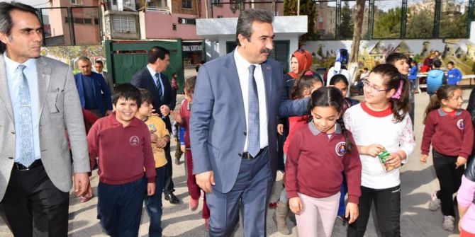 Çetin, Atatürk Büstünün Açılışını Yaptı