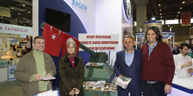 15 Temmuz Gazileri Tank Önünde Kitap Dağıttı