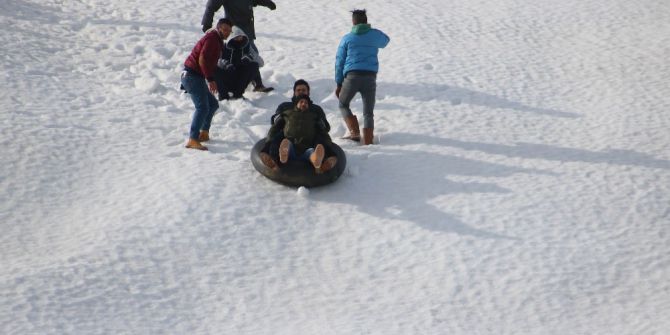 Gençlerin Karda Kayma Keyfi
