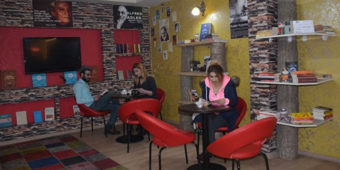 Tatvan’daki Bu Kafede Çay Ve Kahvenin Yanında Kitap İsteniyor