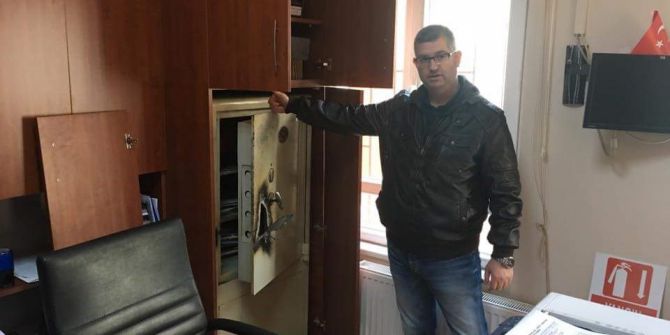 Hırsızların Bir Saat Uğraşarak Açtıkları Çelik Kasadan 2,5 Tl Çıktı