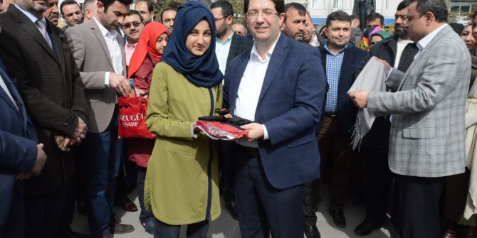 Başörtüsünün Yasaklandığı 28 Şubat’ın Yıl Dönümünde Başörtüsü Dağıtıldı