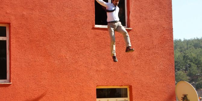 Üç Öğretmen Okulun İkinci Katından Aşağı Atladı