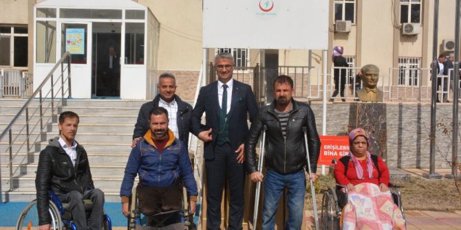 Engellilere Tekerlekli Sandalye Verildi