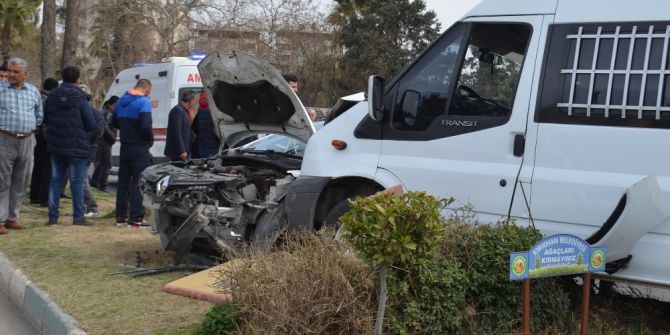 Hatay’da Öğrenci Servisi Kaza Yaptı: 2 Yaralı