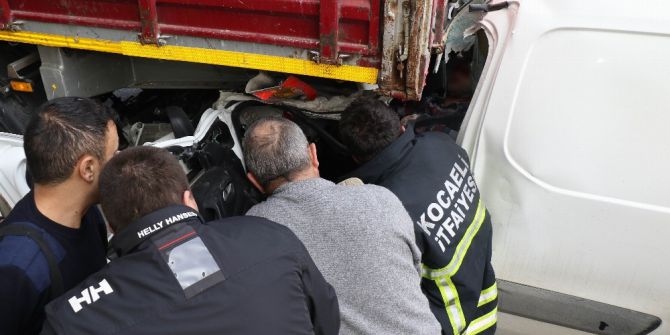 Tırın Altına Giren Araçta Can Pazarı