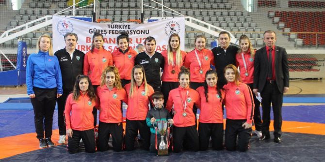 Altınova Bayan Güreşinde Zirvede