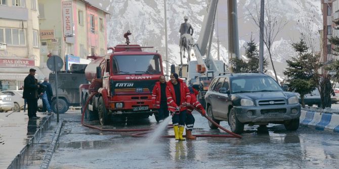 Hakkari’de Cadde Ve Sokaklar Yıkandı