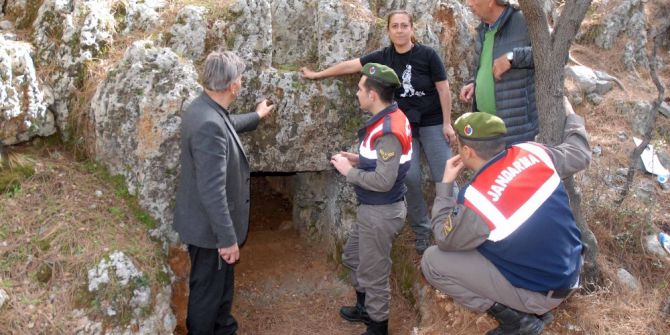 Doğa Yürüyüşünde Kaya Mezarı Buldular