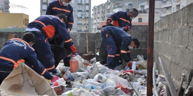 Mersin’de Bir Evden 4 Kamyon Çöp Çıktı