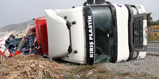Alanya’da Sebze Yüklü Tır Devrildi