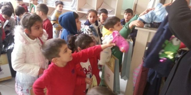 Yaşları Küçük Ama Dayanışmaları Büyük