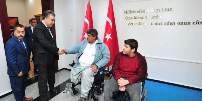 Suriyeli Engellilerin Akülü Sandalye Sevindi