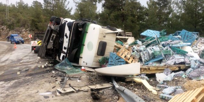 Antalya’da Tır Ve Kamyon Kafa Kafaya Çarpıştı: 2 Yaralı