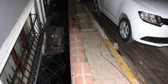 Kaldırımda İnşaat Demirine Takılıp Bina Boşluğuna Düştü