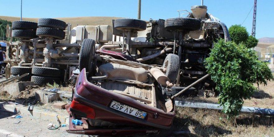 Sivas’ta Beton Mikseri İle Otomobil Çarpıştı: 2 Ölü, 1 Yaralı