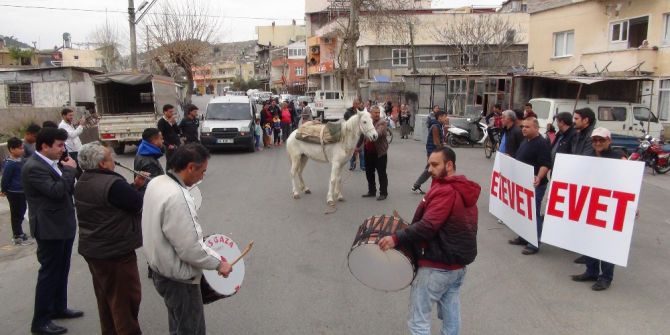 Silifke’de At Sırtında Davullu Zurnalı Referandum Çalışması
