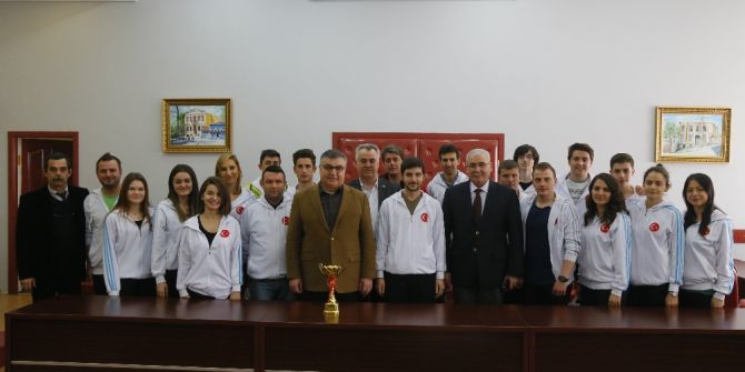 Kesimoğlu’na Aldıkları Kupa İle Teşekkür Ettiler