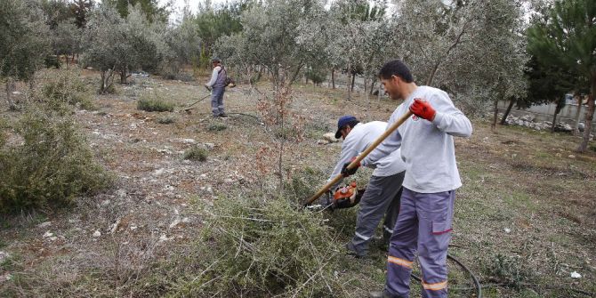 Döşemealtı Belediyesi’nden Okul Bahçelerinde Bahar Temizliği