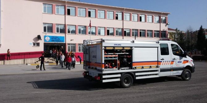 Afad Ekipleri Okulda Tatbikat Düzenledi