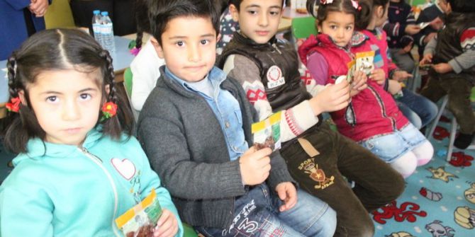 Öğrencilere Kuru Üzüm Dağıtımı Yapıldı