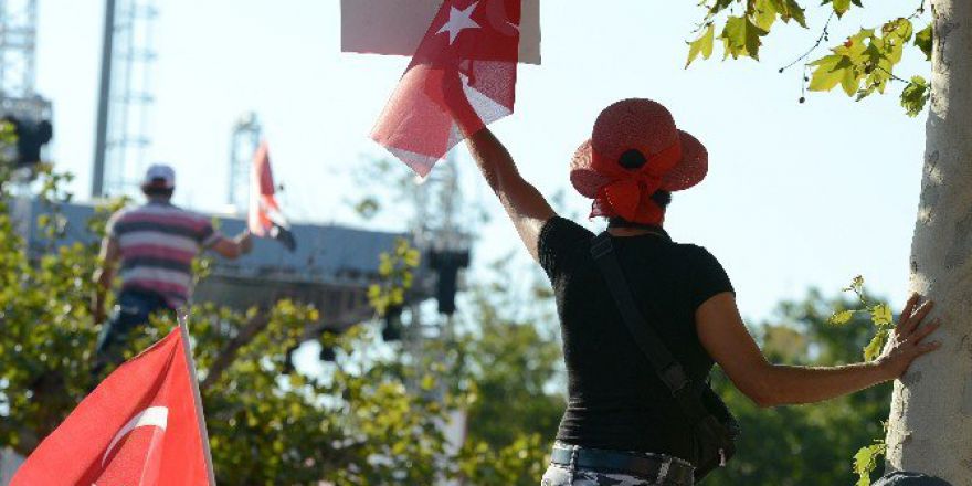 Taksim’de ’Cumhuriyet Ve Demokrasi’ Mitingi