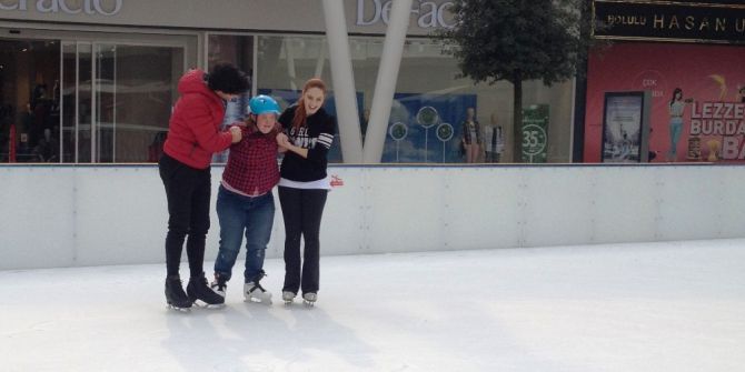 Engelli Çocuklara Buz Paten Kursu Eğitimi