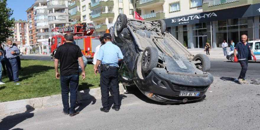 Otomobiller Kafa Kafaya Çarpıştı: 6 Yaralı