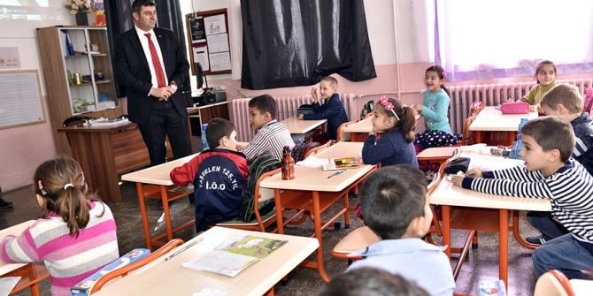 Tosya’da Öğrencilere Kuru Üzüm Dağıtılıyor