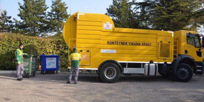 Bilecik Belediyesi Çöp Konteynırlarını Dezenfekte Ediyor