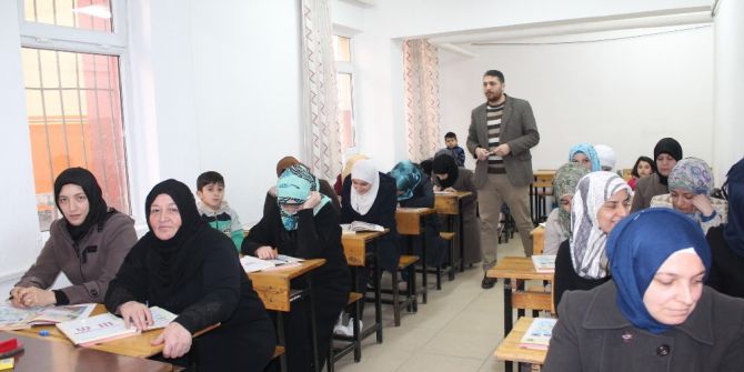 Tosya’da Suriyeliler İçin Türkçe Dil Kursu Açıldı