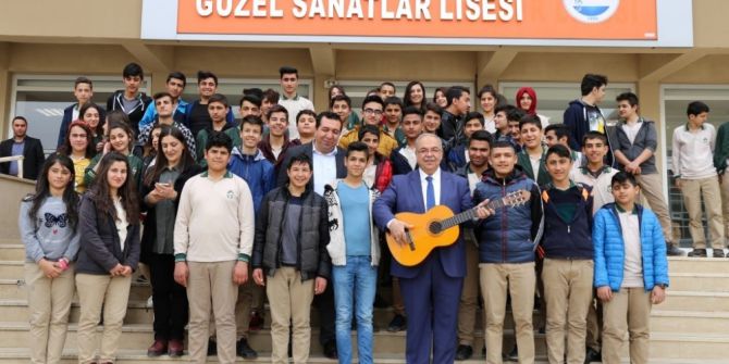 Başkan Kutlu, Öğrencilerle Şarkı Söyledi