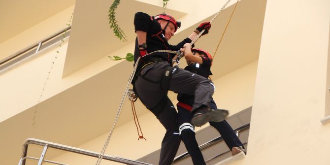 Boynu Kırılan Öğrenciyi 25 Metreden Acılar İçerisinden İndirdiler