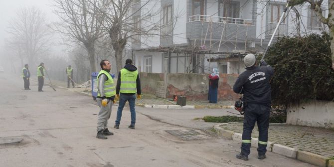 Körfez Belediyesi’den Ağaç Budama Ve Asfaltlama Çalışması