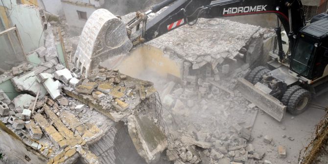 Selde Zarar Gören Bina Belediye Ekiplerince Yıkıldı