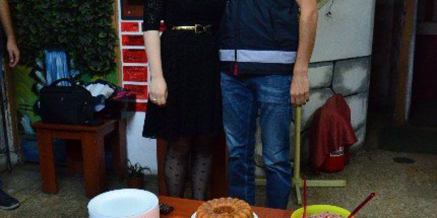 Demokrasi Nöbetinde Görevli Polise Eşinden Doğum Günü Sürprizi