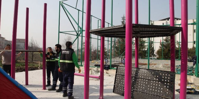 Başiskele’de Parklarda Bakım Ve Onarım Çalışması