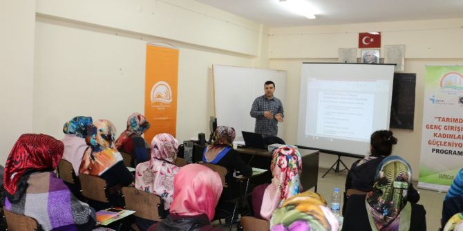 Çiftçi Kadınlara Girişimcilik Eğitimleri Veriliyor